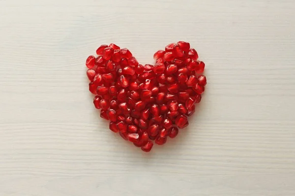 Rotes Herz aus Granaten. große reife rote Granate oder Granate. Früchte o — Stockfoto