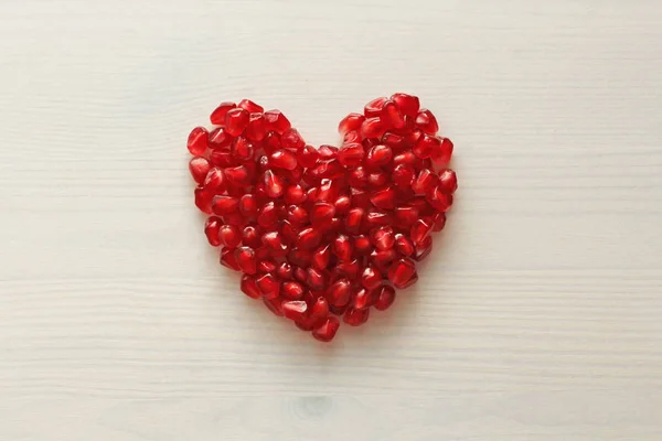 Rött hjärta av granater. Stora mogna röda Granetter eller granater. Frukter o — Stockfoto
