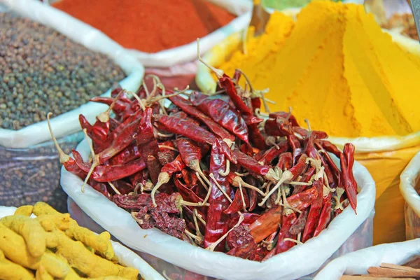 Spezie dell'India. Le spezie sono vendute sul mercato in India. Pepe rosso — Foto Stock
