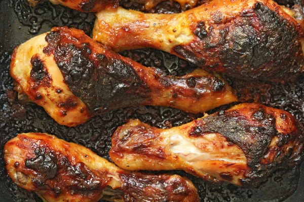 烤鸡腿配香料和大蒜。脆炸小鸡 — 图库照片