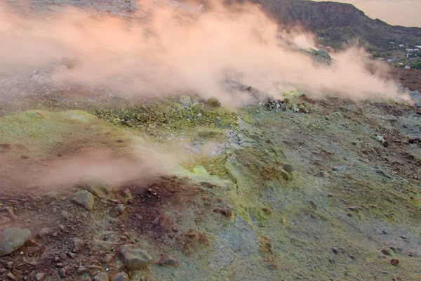 Szürke hidrogén vulkán és vulkán kráterek a Vulcano Island, ajak — Stock Fotó