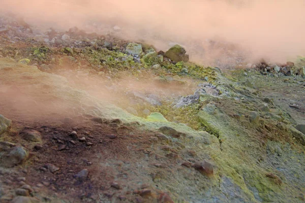 Vulcano a idrogeno grigio e crateri vulcanici sull'isola Vulcano, Lip — Foto Stock