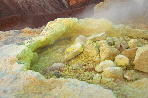 Grauer Wasserstoffvulkan und Vulkankrater auf Vulkaninsel, Lippe — Stockfoto
