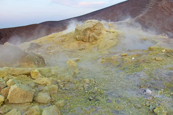 Szürke hidrogén vulkán és vulkán kráterek a Vulcano Island, ajak — Stock Fotó