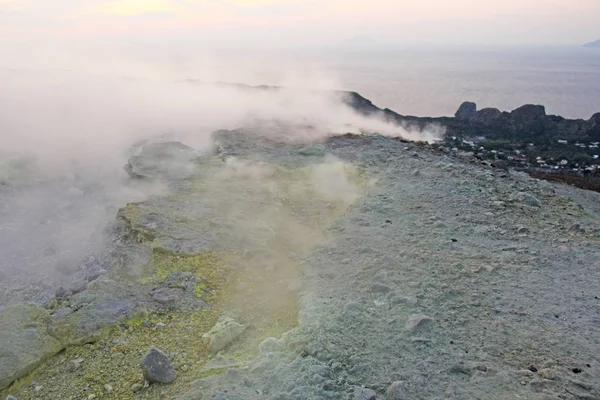 Cratères gris de volcan d'hydrogène et de volcan sur l'île de Vulcano, lèvre — Photo