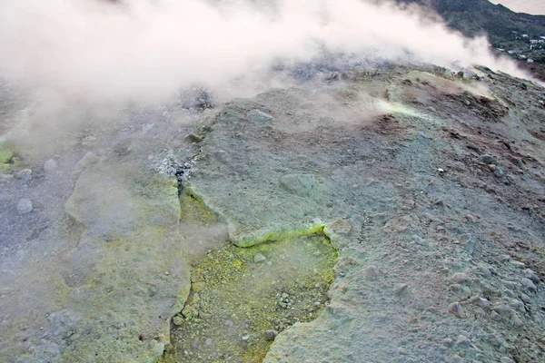 Vulcão de hidrogênio cinza e crateras vulcânicas na ilha Vulcano, Lábio — Fotografia de Stock