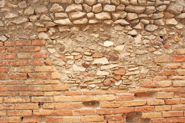 Eski Kırmızı Tuğla Duvarı ve Beyaz Brayed ve Çatlamış Eski Boya. R — Stok fotoğraf