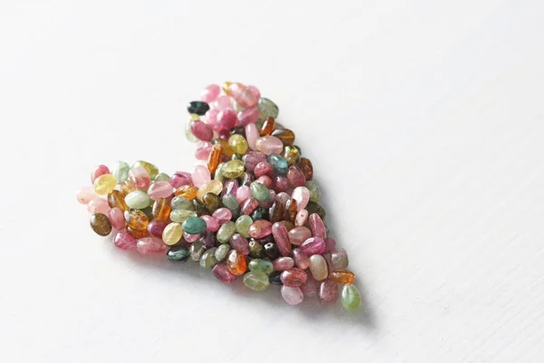 Coração. Coração bonito feito de turmalina de pedra natural. Coração o — Fotografia de Stock