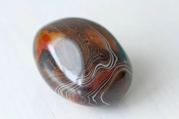 Agate. Agate naturelle ronde ou ovale en pierre avec texture rayée ou — Photo