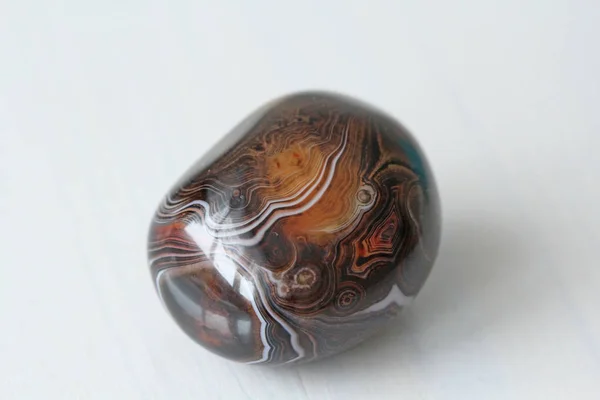 Agate. Agate naturelle ronde ou ovale en pierre avec texture rayée ou — Photo