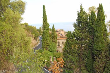 Serpentine yolu. Taormi Şehrinde Dağ Sarma Yolu