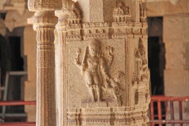 Shiva Virupaksha Tapınağı, Hamp sütunüzerinde taş bas kabartmalar