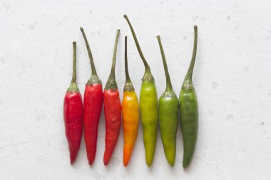 Arka plan veya beyaz tablo üzerinde kırmızı sıcak Chili Peppers. Bir sürü kırmızı