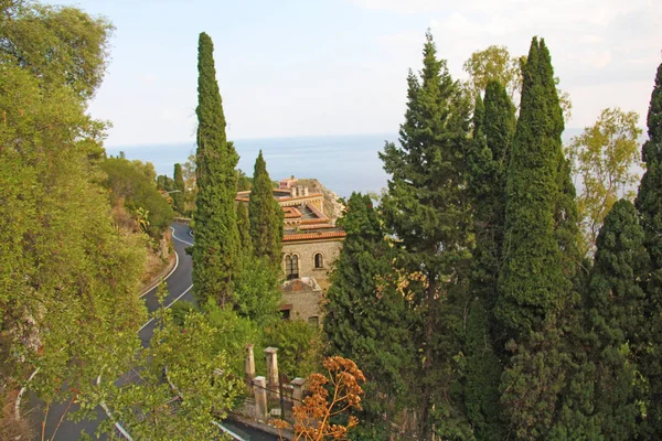 La route Serpentine. Route sinueuse de montagne dans la ville de Taormi — Photo