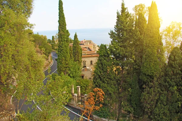 A estrada Serpentine. Mountain Winding Road na cidade de Taormi — Fotografia de Stock