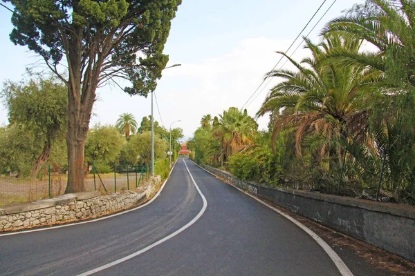 Beautiful Winding and Picturesque Green Road in the City of Taor — Stock Photo, Image