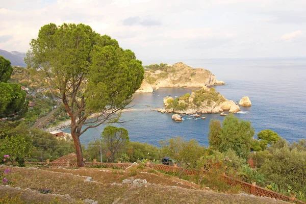 Schilderachtig uitzicht op het schiereiland Isola Bella in de stad Taormina. De islan — Stockfoto