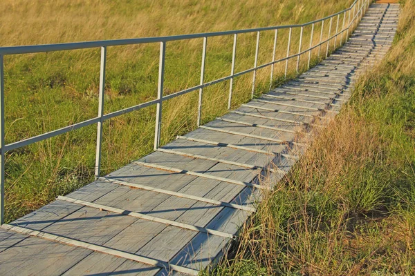 Un pont en bois ou une route en bois pour les gens à traverser — Photo