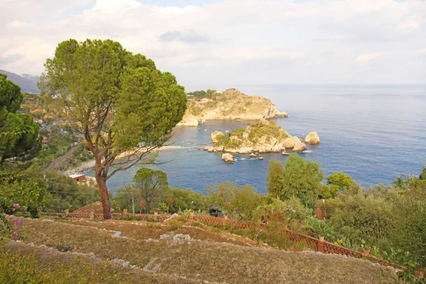 Scenic View of Isola Bella Peninsula in Taormina Town. The islan — Stock Photo, Image