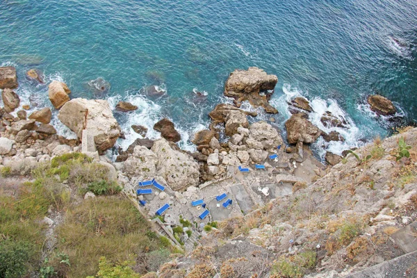Vista de cima sobre o mar e pedras ou rochas na cidade de Ta — Fotografia de Stock