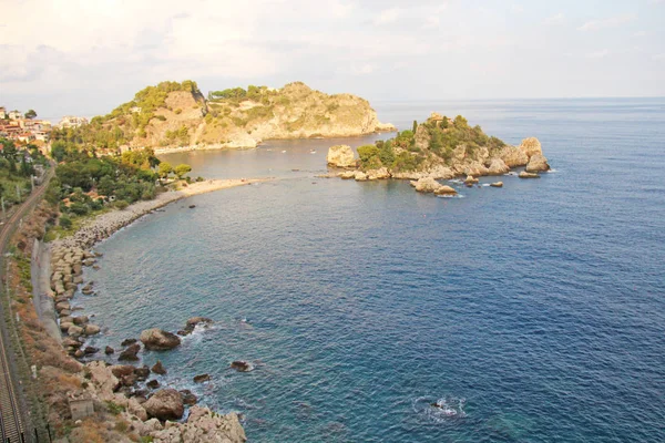 Vista panorâmica da Península de Isola Bella, na cidade de Taormina. O islã — Fotografia de Stock