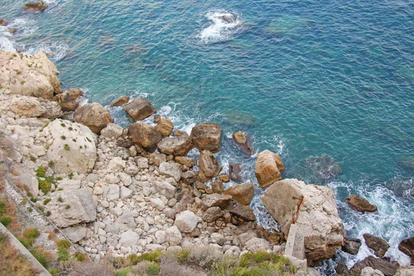 Blick von oben auf das Meer und Steine oder Felsen in der Stadt Ta — Stockfoto