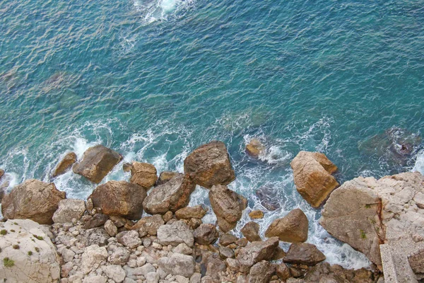 타시의 바다와 돌이나 바위위에서 바라보는 경치 — 스톡 사진