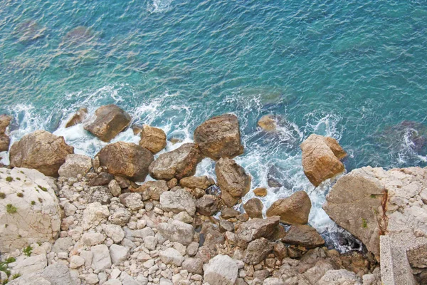 Θέα από πάνω στη θάλασσα και πέτρες ή βράχια στην πόλη TA — Φωτογραφία Αρχείου
