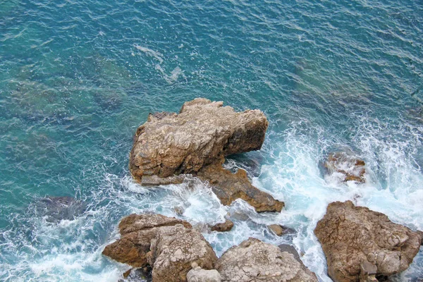 Vista de cima sobre o mar e pedras ou rochas na cidade de Ta — Fotografia de Stock