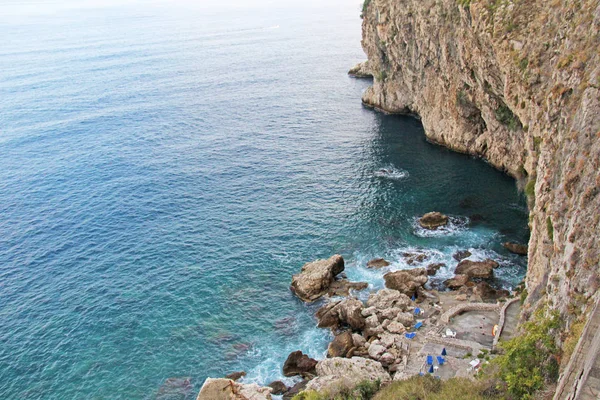 Vista de cima sobre o mar e pedras ou rochas na cidade de Ta — Fotografia de Stock