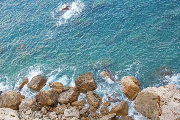 Vista desde Arriba sobre el Mar y Piedras o Rocas en la Ciudad de Ta — Foto de Stock