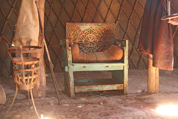 Античне або древнє дерев'яне крісло зі шкіряною обробкою в с — стокове фото