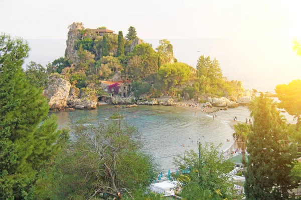 Vista panorámica de la península de Isola Bella en la ciudad de Taormina. El islán — Foto de Stock
