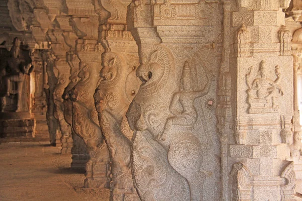 Templo de Shiva Virupaksha em Hampi, Karnataka, Índia. Colu antigo — Fotografia de Stock