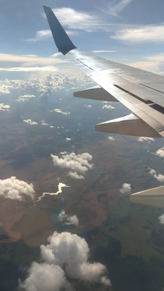 Vliegtuig vleugel uitzicht uit het raam op de bewolkte hemel backgroun — Stockfoto