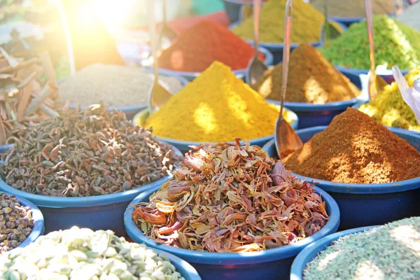 Kryddor Indien. Kryddor säljs på marknaden i Indien. Röd paprika — Stockfoto