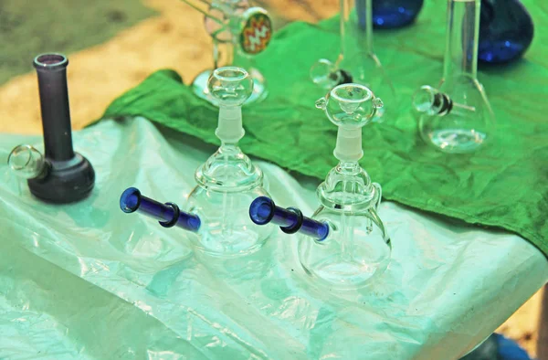 Üvegedény-cső kábítószer belélegbelésére, marihuána gyógynövények — Stock Fotó