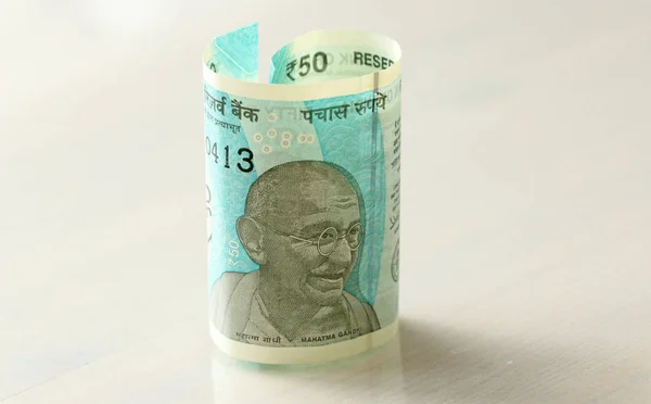 Un nuevo billete de la India con una denominación de 50 rupias. Indio —  Fotos de Stock