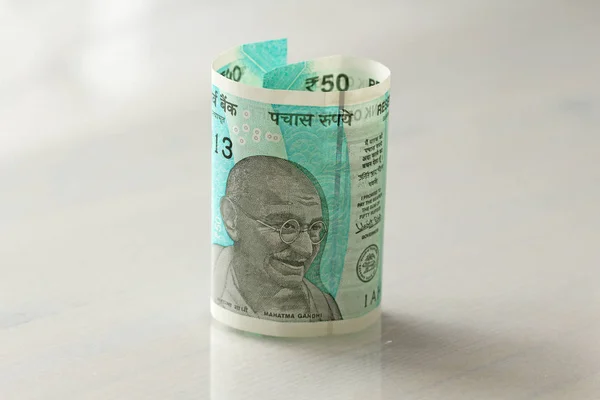 Нова банкнота Індії з деномінацією в 50 рупій. Індійська — стокове фото