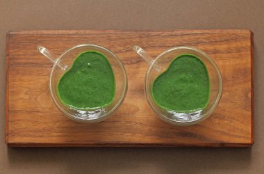 Ahşap arka planda ıspanak Smoothie. Meyve yeşil smoothies içinde 