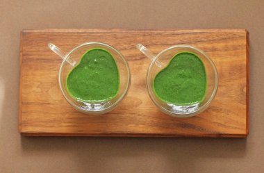 Ahşap arka planda ıspanak Smoothie. Meyve yeşil smoothies içinde 