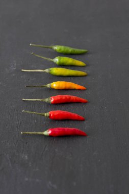 Kırmızı sıcak Chili Peppers arka plan veya siyah tablo. Bir sürü kırmızı