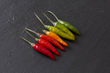 Kırmızı sıcak Chili Peppers arka plan veya siyah tablo. Bir sürü kırmızı