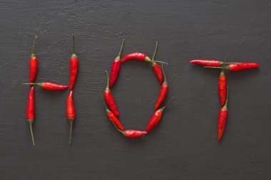 Siyah karanlık arka planda kelime sıcak kırmızı sıcak Chili Peppers
