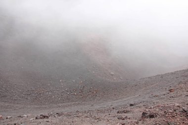 Etna Yanardağı. Siyah volkanik toprak ve Mount et kalın sis