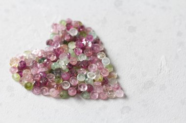 Kalp. Güzel kalp doğal taş Turmalin yapılmış. Kalp o