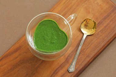 Ahşap arka planda ıspanak Smoothie. Meyve yeşil smoothies içinde 