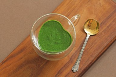 Ahşap arka planda ıspanak Smoothie. Meyve yeşil smoothies içinde 