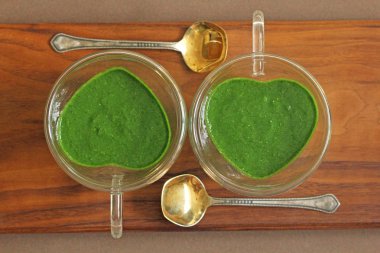 Ahşap arka planda ıspanak Smoothie. Meyve yeşil smoothies içinde 