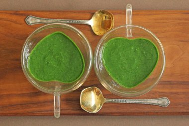 Ahşap arka planda ıspanak Smoothie. Meyve yeşil smoothies içinde 